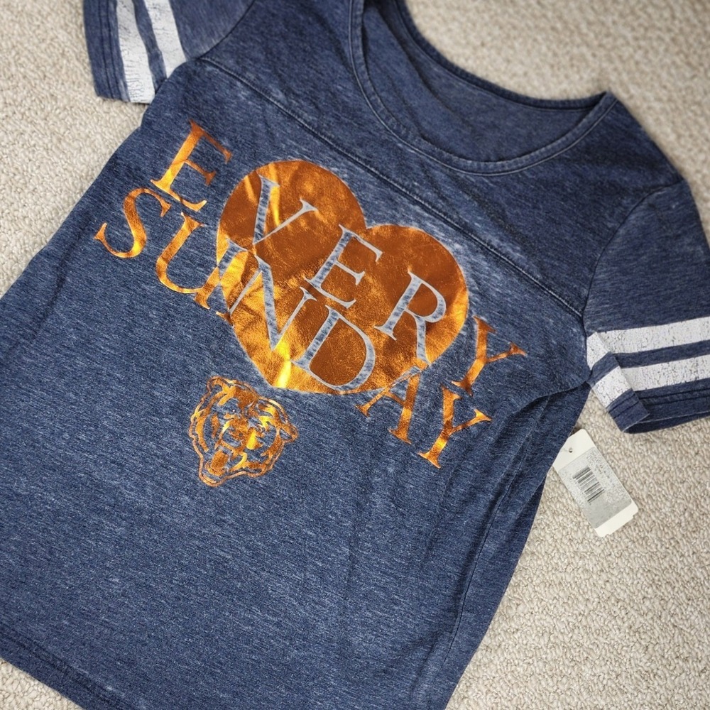 Chicago Bears Graphic T-Shirt Medium Every Sunday Heart Cotton Blend Blue NWT